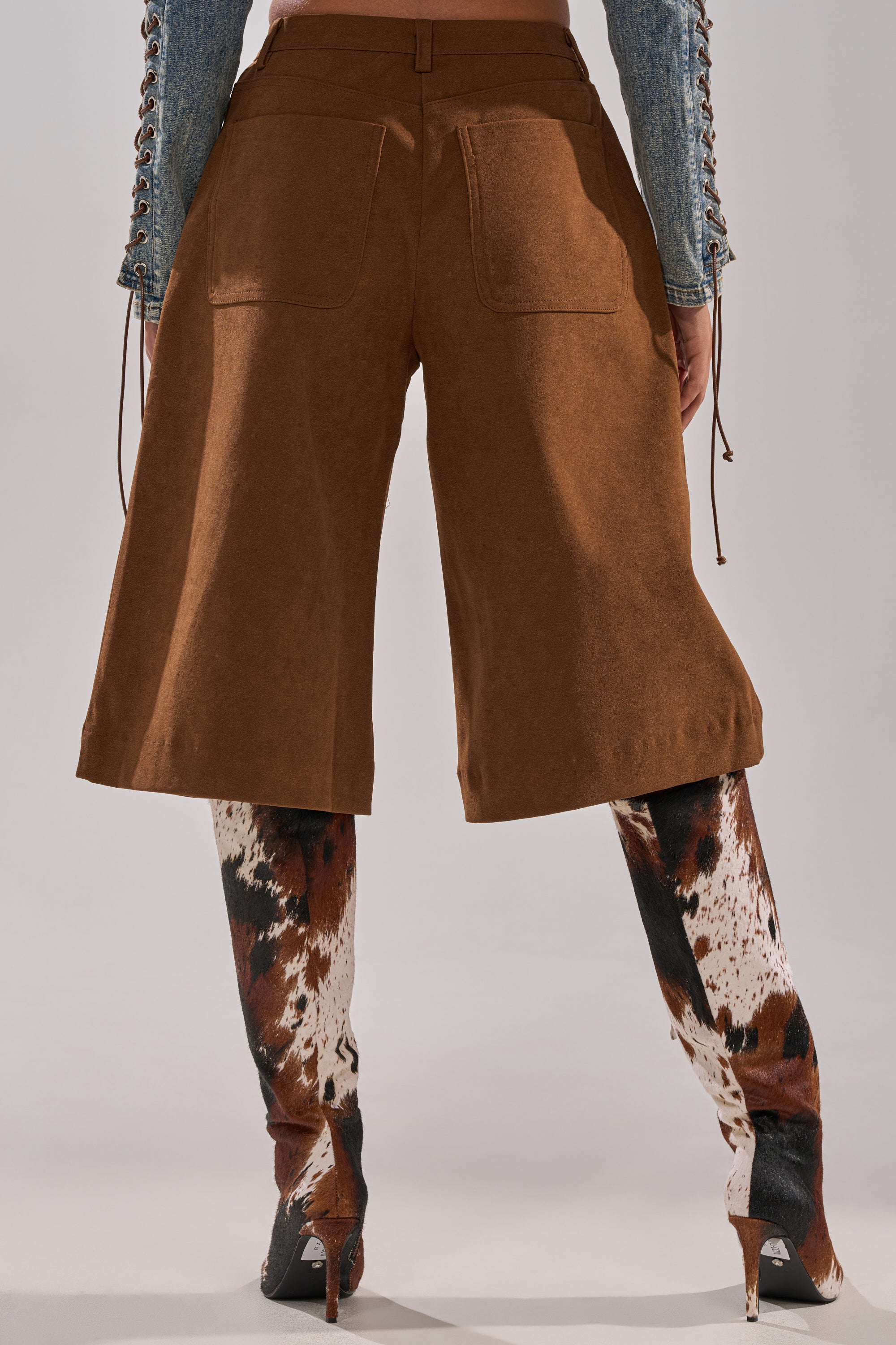 I KNOW IT SUEDE JORTS