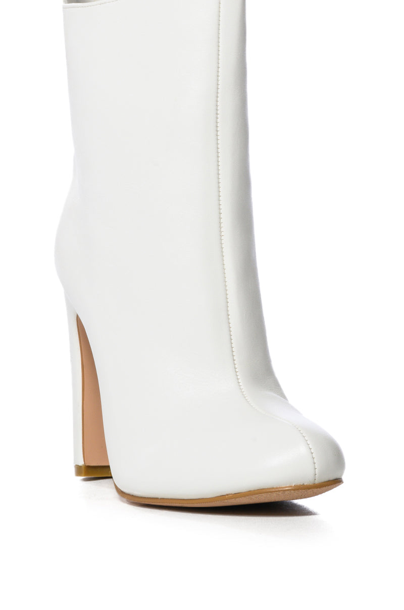 AZALEA WANG NAYELI WHITE HANDLE BOOTIE